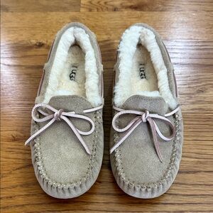 UGG Dakota Shearling Moccasin Slippers Chestnut Suede Leather Bow Women’s NWOT